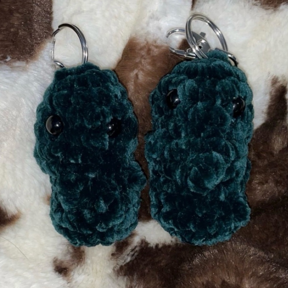 Crochet pickle keychain plush, pickle plush,emotional support pickle